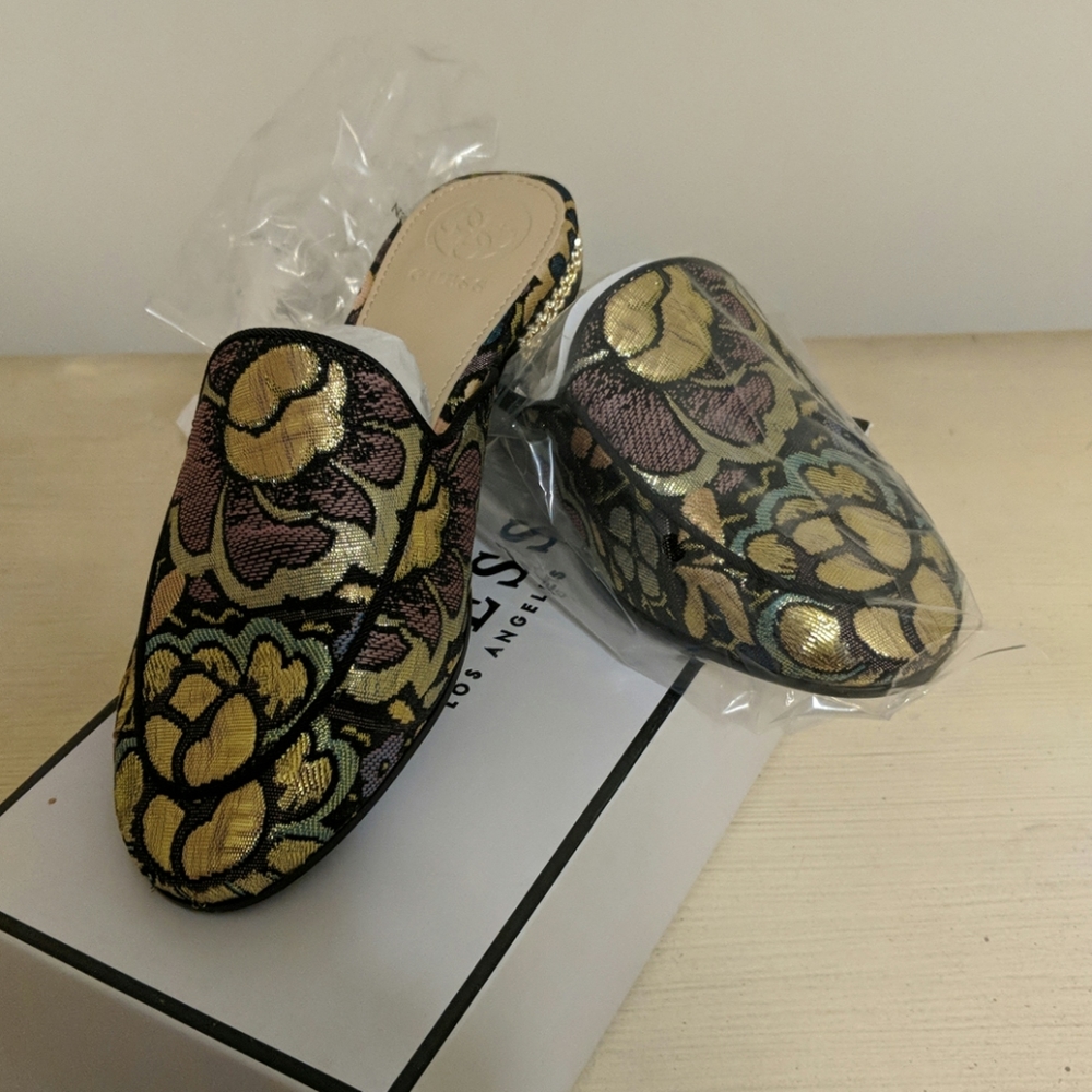 Guess gold tapestry slides. Brand new never worn.